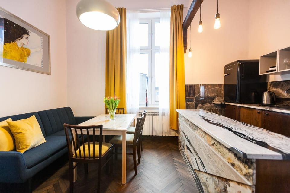 TV and multimedia, Kitchen or kitchenette, Living room, Seating area, Dining area