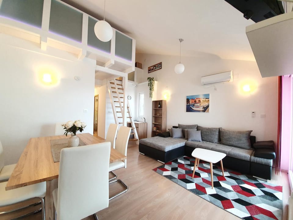 TV and multimedia, Kitchen or kitchenette, Living room, Seating area, Dining area