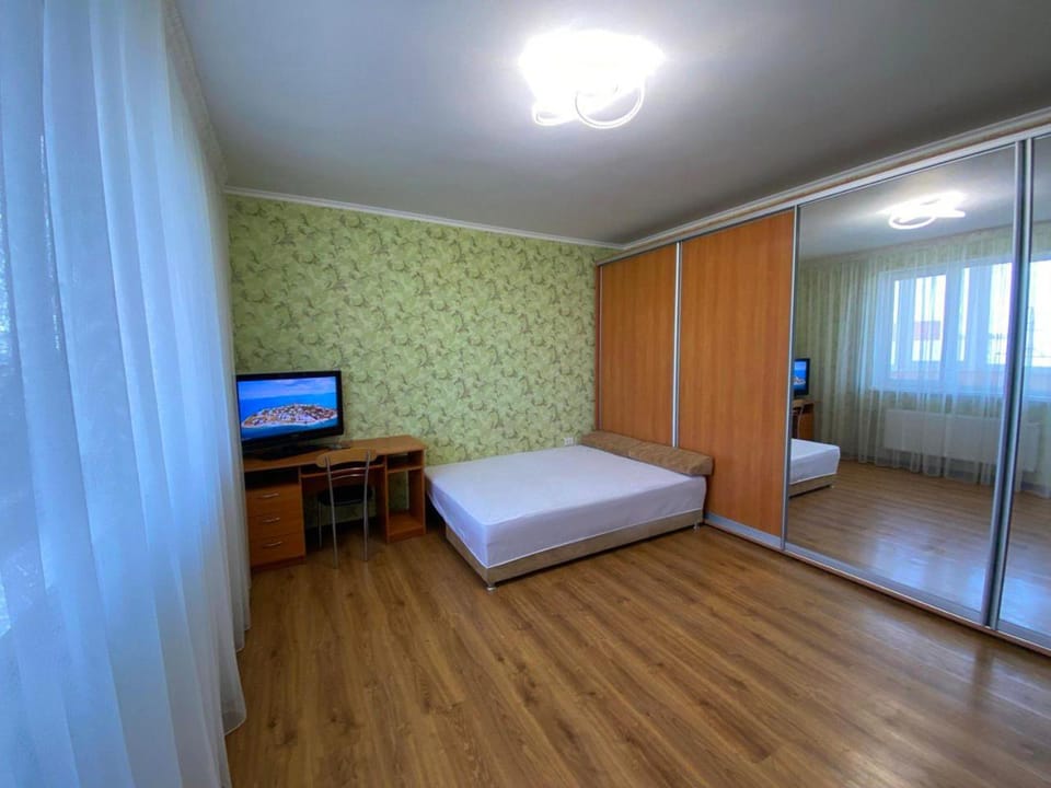 Bed, TV and multimedia, Living room, Photo of the whole room, Seating area, Bedroom, wardrobe