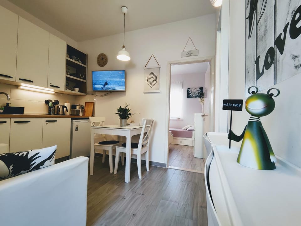 Kitchen or kitchenette, Seating area, Dining area