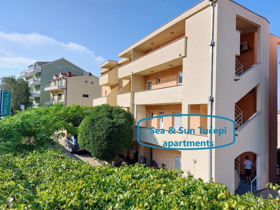 Property building, Day, Balcony/Terrace, Street view