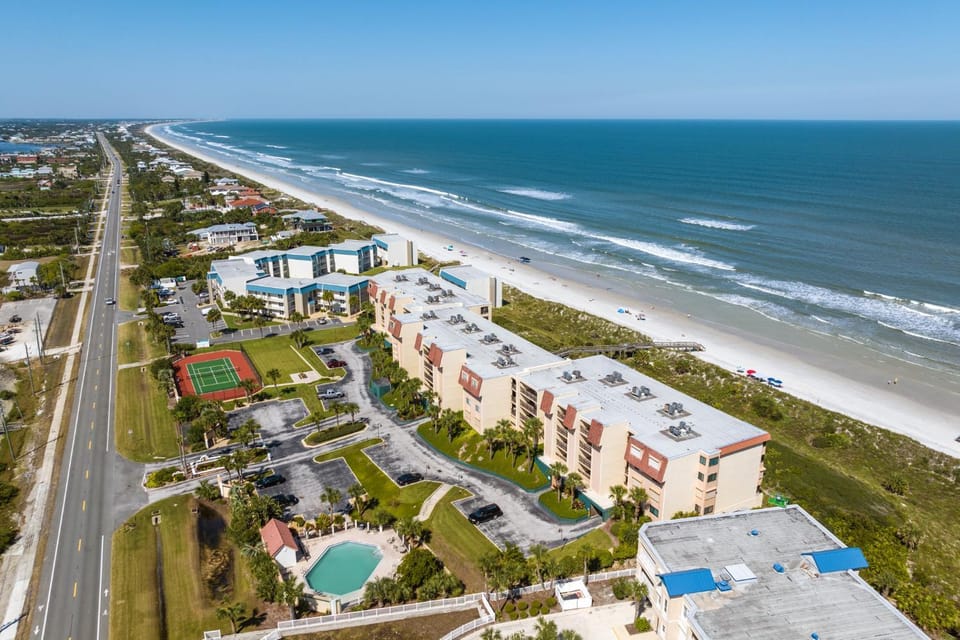 Property building, Bird's eye view, Beach, Tennis court, Sea view, Swimming pool, Parking