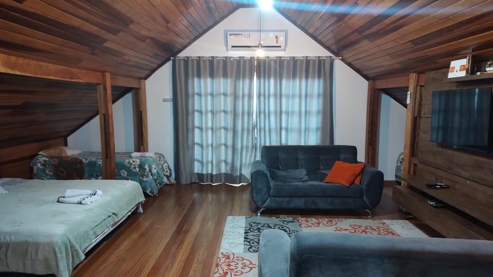 Quarto Chalé aconchegante em Casa da Família Anton próximo ao aeroporto Apartment in São José dos Pinhais