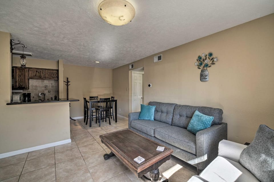 Game Day Retreat: Pool Access, 2 Mi to Texas A & M House in College Station