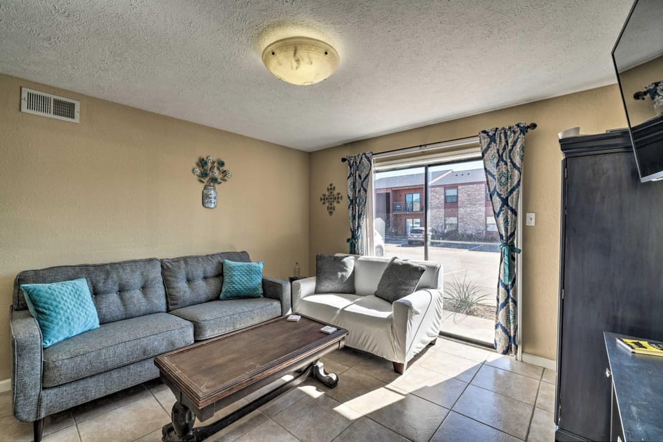Game Day Retreat: Pool Access, 2 Mi to Texas A & M House in College Station