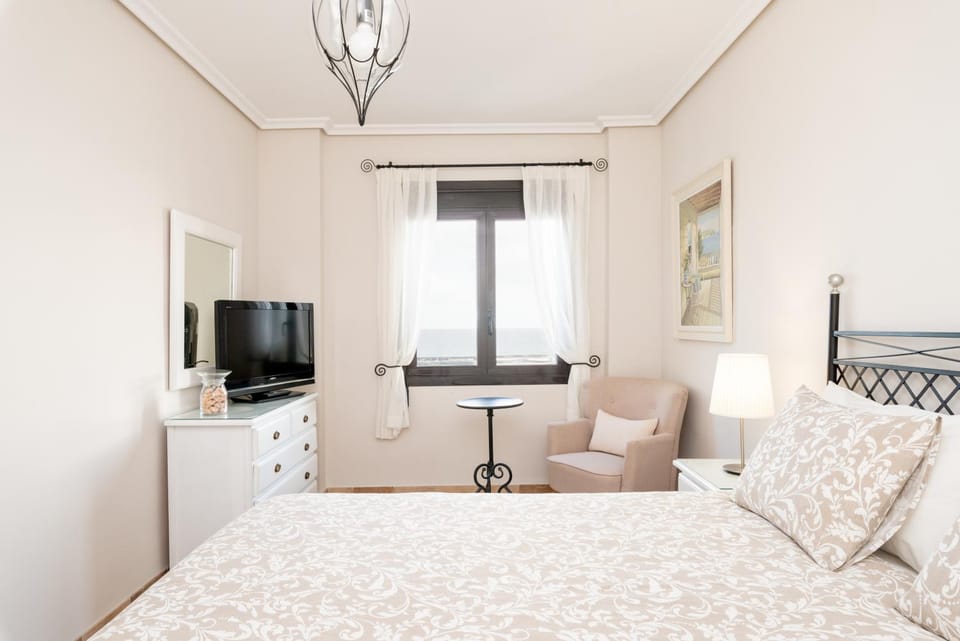 Bed, TV and multimedia, Photo of the whole room, Evening entertainment, Bedroom, hair dresser