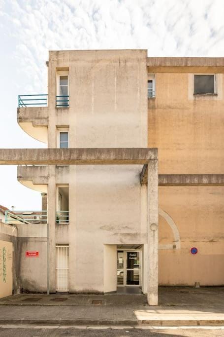 Property building, Neighbourhood