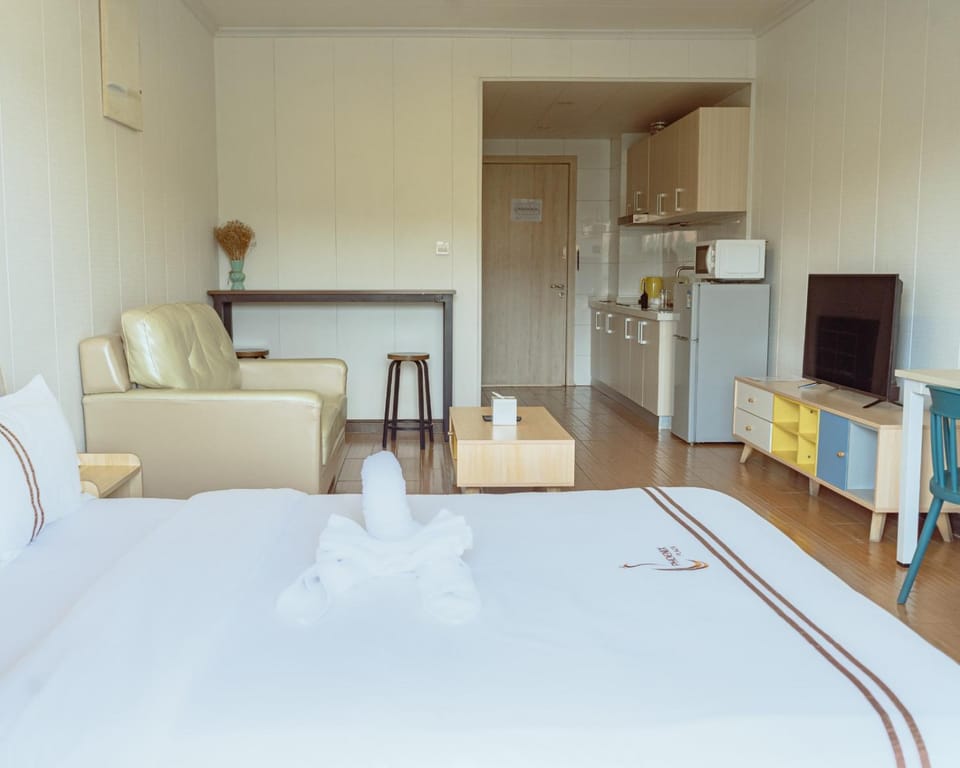 Bed, TV and multimedia, Living room, Photo of the whole room, Seating area, Dining area, Bedroom, oven
