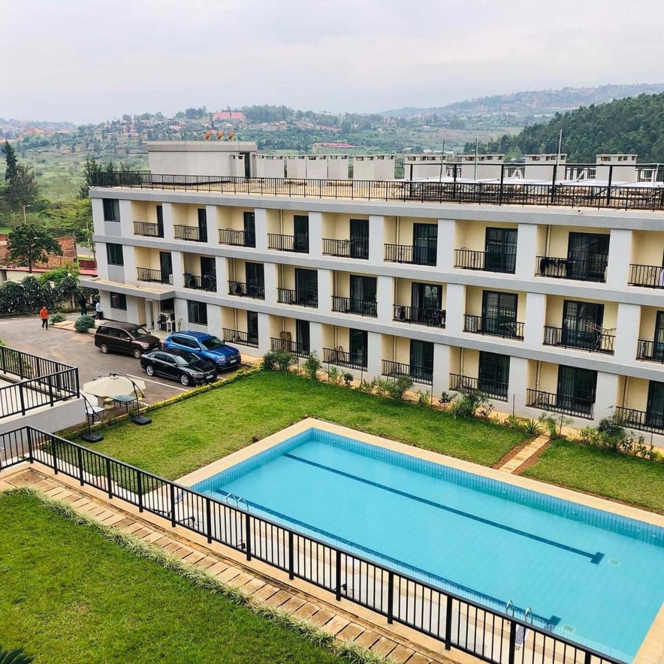 Property building, Day, Natural landscape, Mountain view, Pool view, Swimming pool, Location, Parking