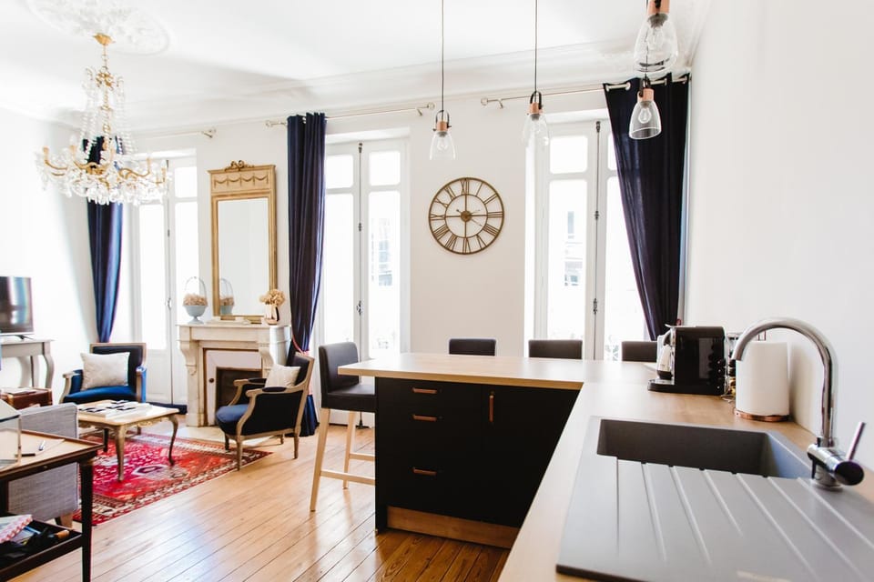 Coffee/tea facilities, Kitchen or kitchenette, Living room, Seating area, Dining area