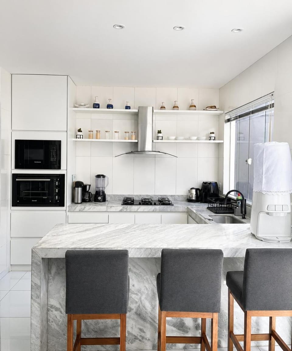 Coffee/tea facilities, Kitchen or kitchenette, oven, stove, toaster
