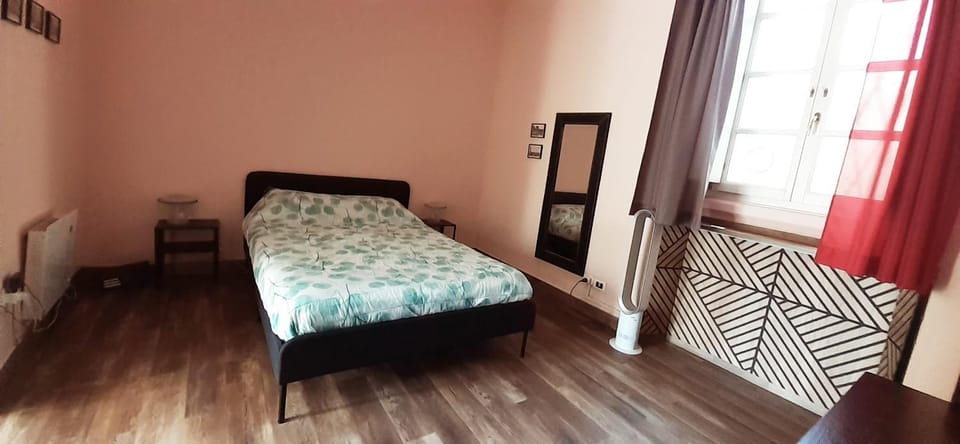 Bed, Photo of the whole room, Seating area, Bedroom