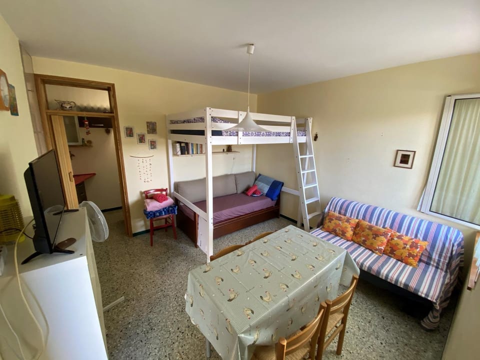 Photo of the whole room, bunk bed