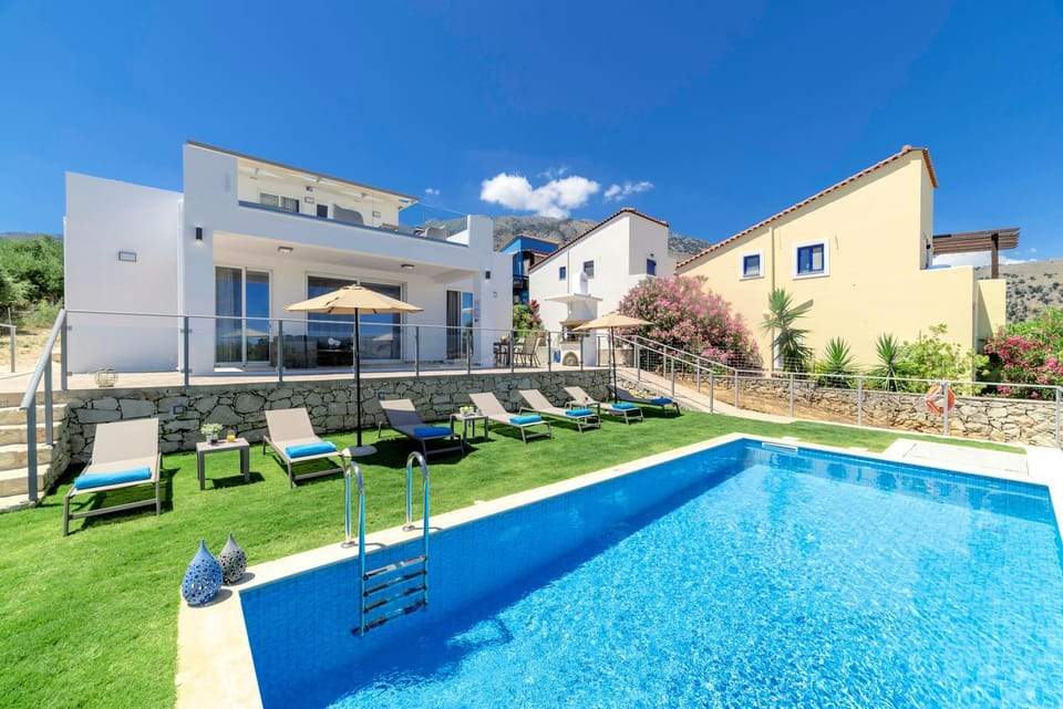 Property building, Day, Garden, Garden view, Pool view, Swimming pool, sunbed