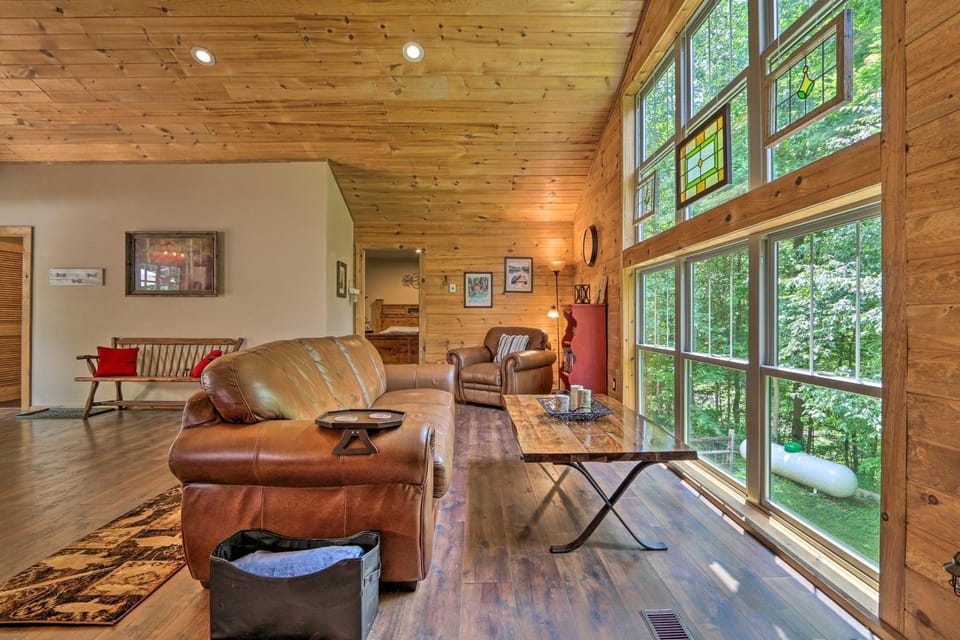 Butler Cabin on 19 Acres w/ Hot Tub & Fire Pit! Cabin in Ohio