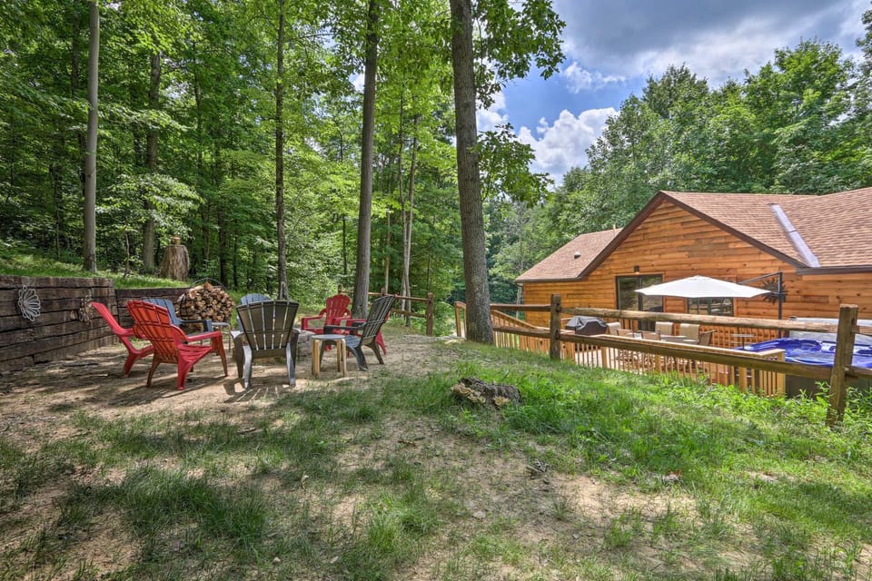 Butler Cabin on 19 Acres w/ Hot Tub & Fire Pit! Cabin in Ohio