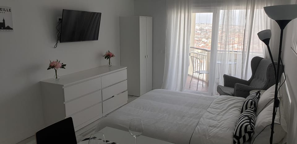 Communal lounge/ TV room, TV and multimedia, Photo of the whole room, Decorative detail, Decorative detail