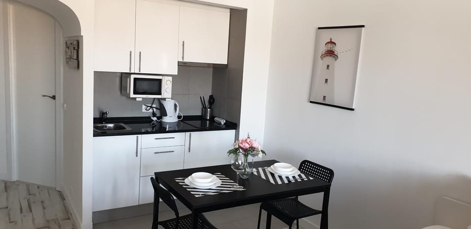 Coffee/tea facilities, Kitchen or kitchenette, Dining area, Communal kitchen