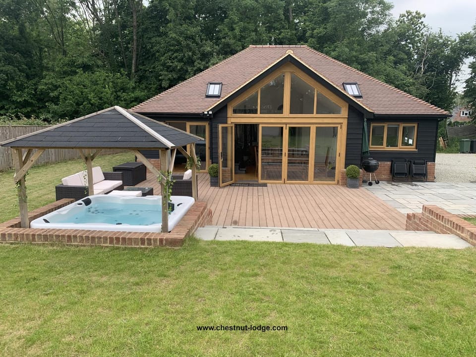 Property building, Patio, Day, Natural landscape, Summer, BBQ facilities, Garden, Hot Tub, Garden view, Pool view, hair dresser, sunbed