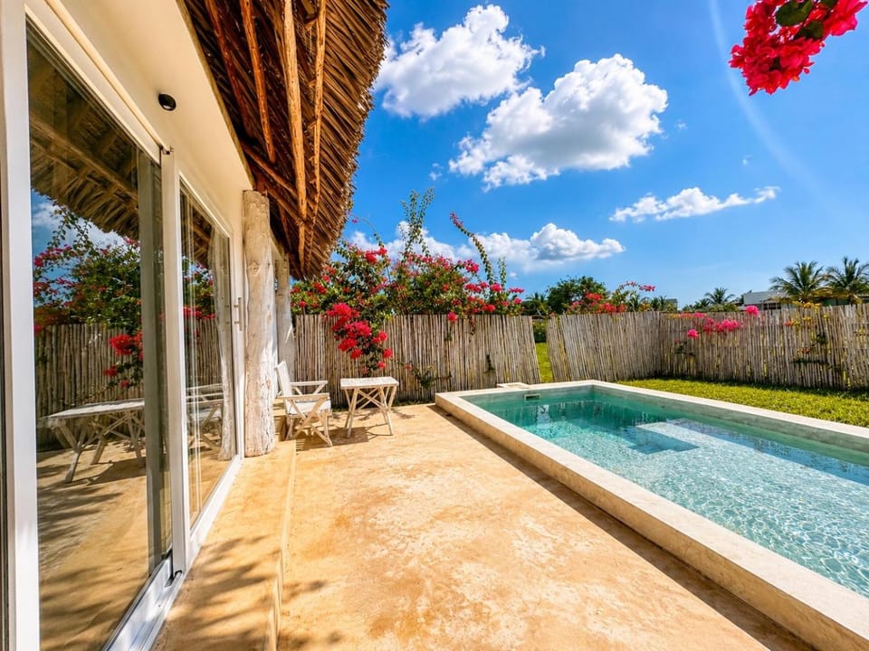 Patio, Spring, Day, Natural landscape, Garden, Garden view, Pool view, Swimming pool, sunbed