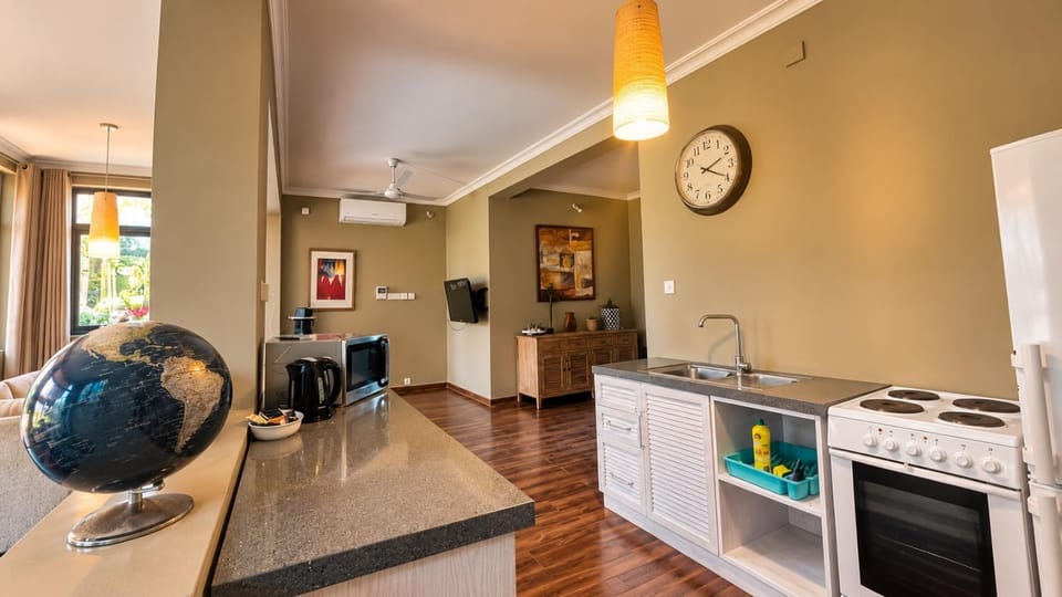 Kitchen or kitchenette, minibar