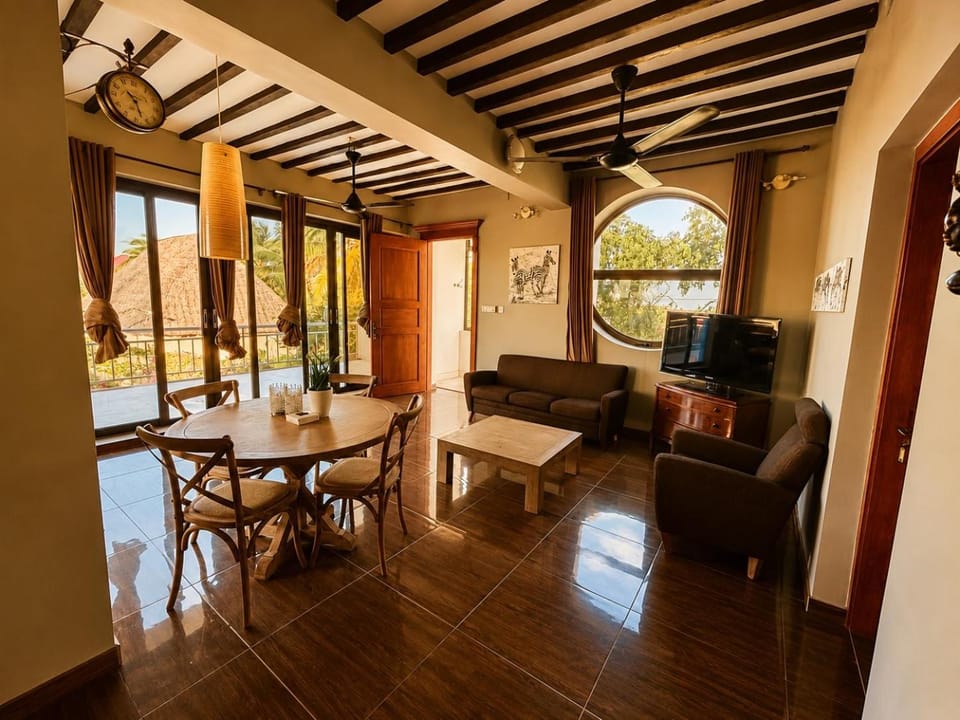 Property building, Restaurant/places to eat, Living room, Seating area, Swimming pool, Breakfast