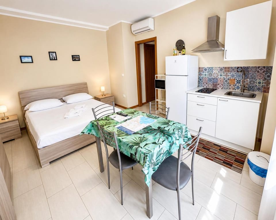 Bed, Kitchen or kitchenette, kitchen