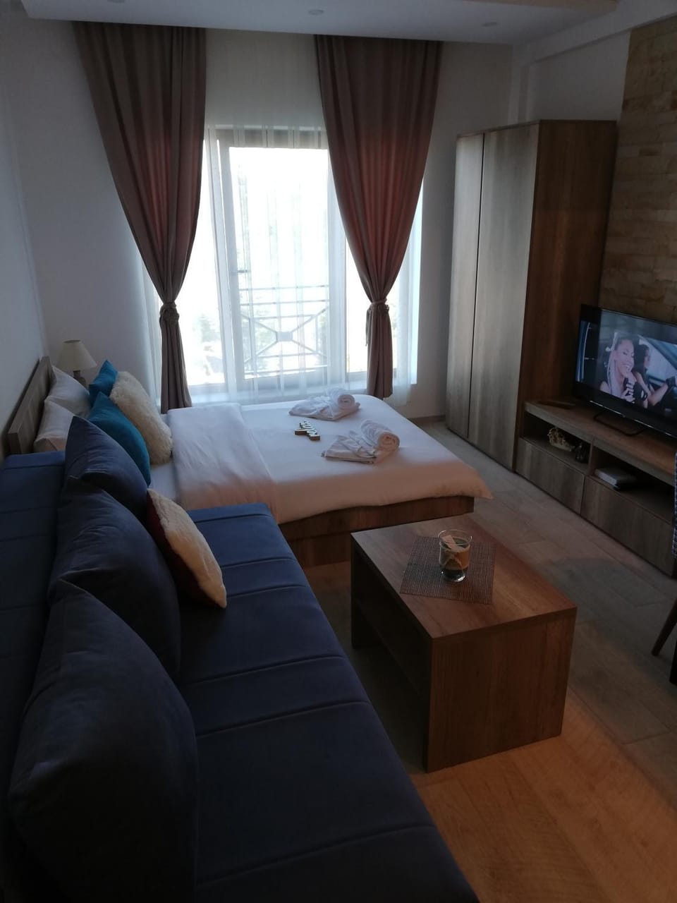 Bed, TV and multimedia, Seating area, Bedroom
