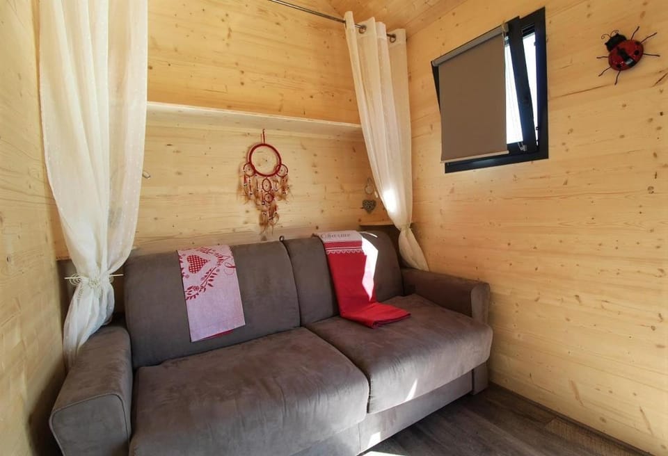 Tiny house au cœur du vignoble beaujolais Bed and Breakfast in Auvergne-Rhône-Alpes