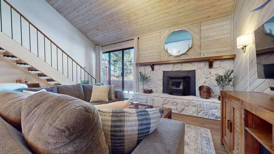 Snowflower 3 Remodeled and Modern, Private Washer Dryer with Fireplace Apartment in Mammoth Lakes