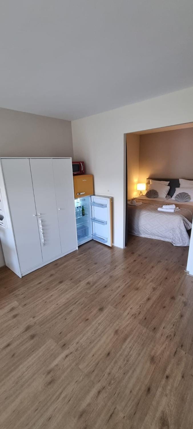 Bed, Kitchen or kitchenette, Bedroom, wardrobe