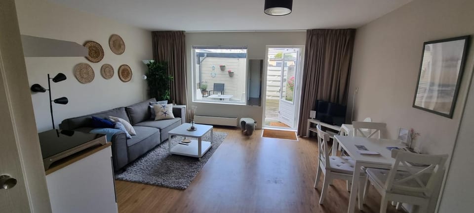 View (from property/room), View (from property/room), Living room, Seating area, Dining area, Garden view