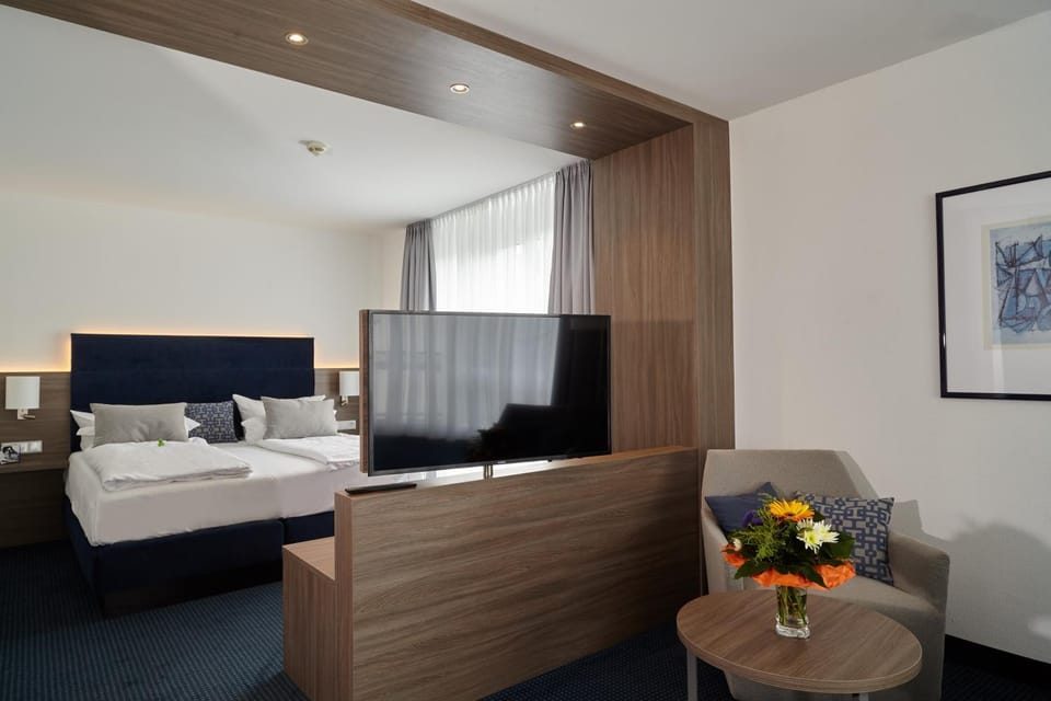 Bed, Living room, Photo of the whole room, Bedroom, Pets, Guests, Street view, Buffet breakfast, furniture, heating, internet, room service, safe, VIP, air conditioner