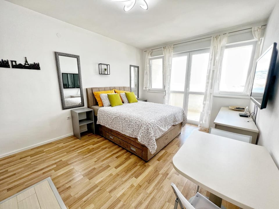 Communal lounge/ TV room, Bed, Bedroom