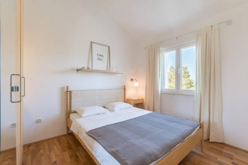 Sutivan seaside apartment Apartment in Split-Dalmatia County