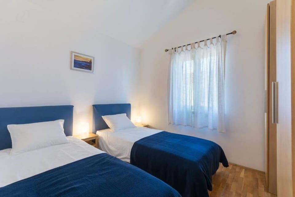 Sutivan seaside apartment Apartment in Split-Dalmatia County