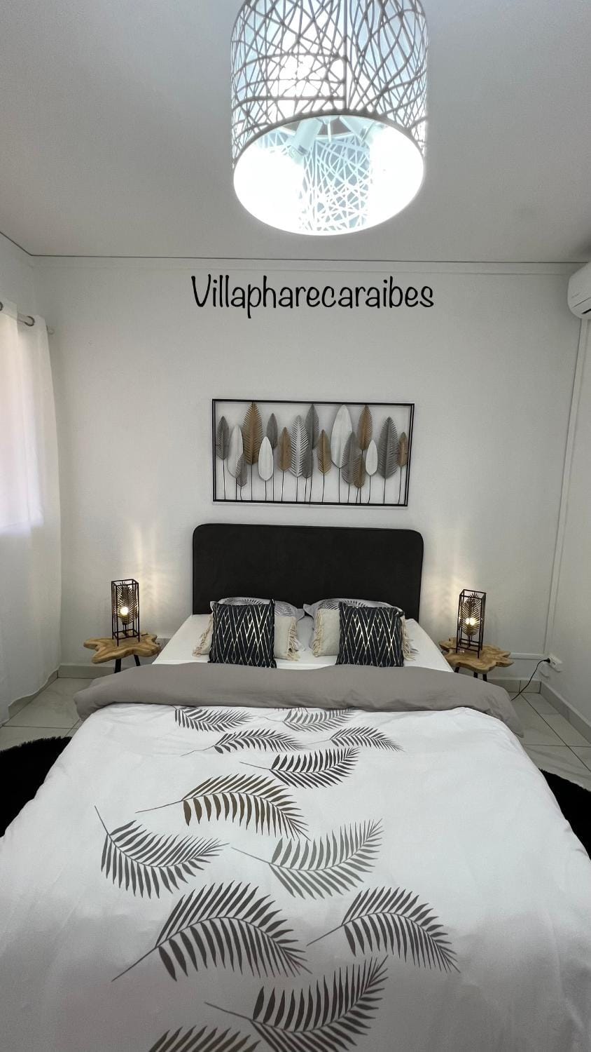 Bed, Photo of the whole room, Decorative detail, Bedroom