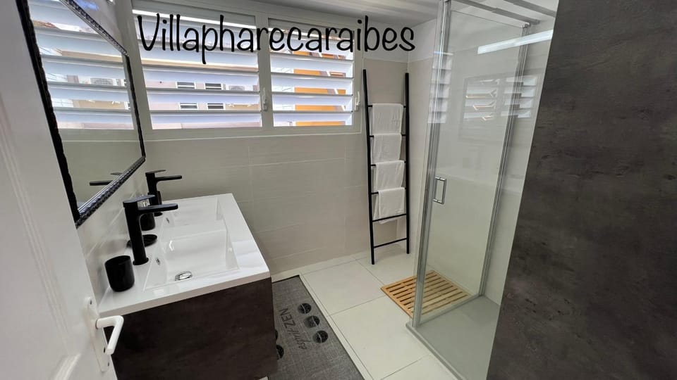 Shower, Property building, Bathroom, Decorative detail, towels