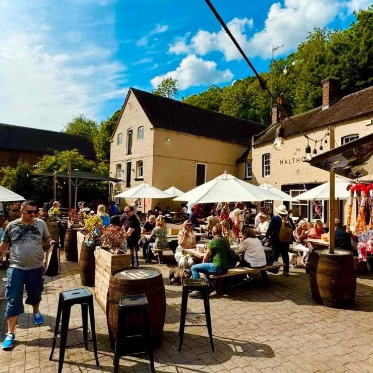 Property building, Restaurant/places to eat, Day, People, Food and drinks, Guests, Location, group of guests