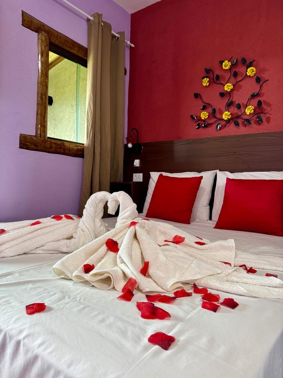 Bed, Decorative detail, Bedroom, towels