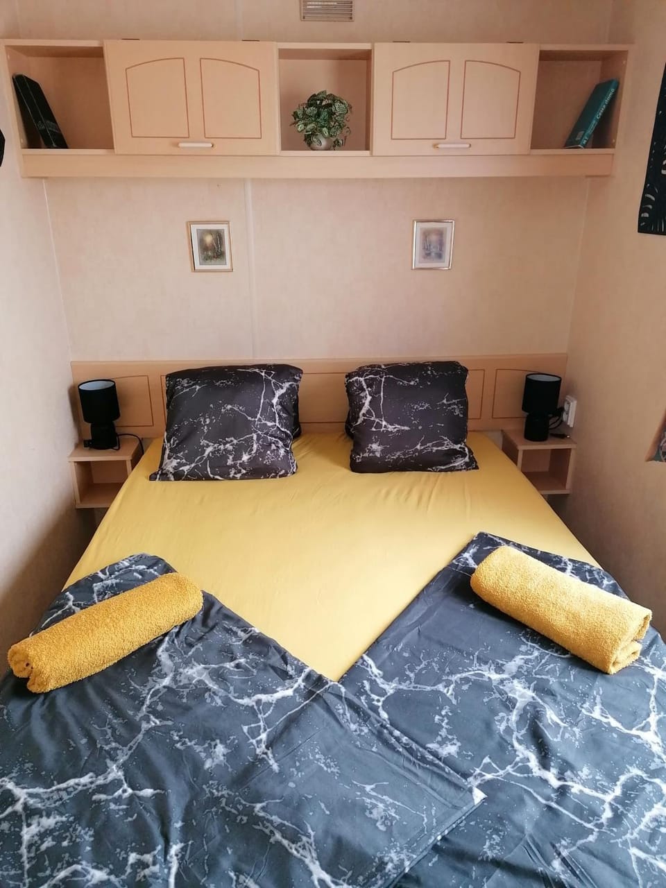 Bedroom, towels