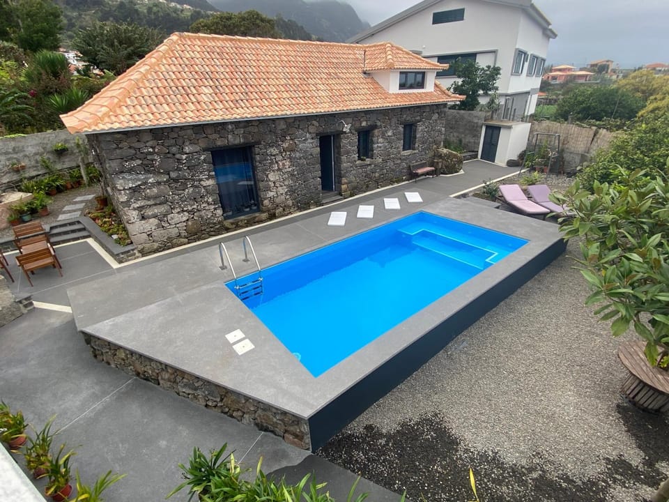 Property building, Swimming pool, sunbed