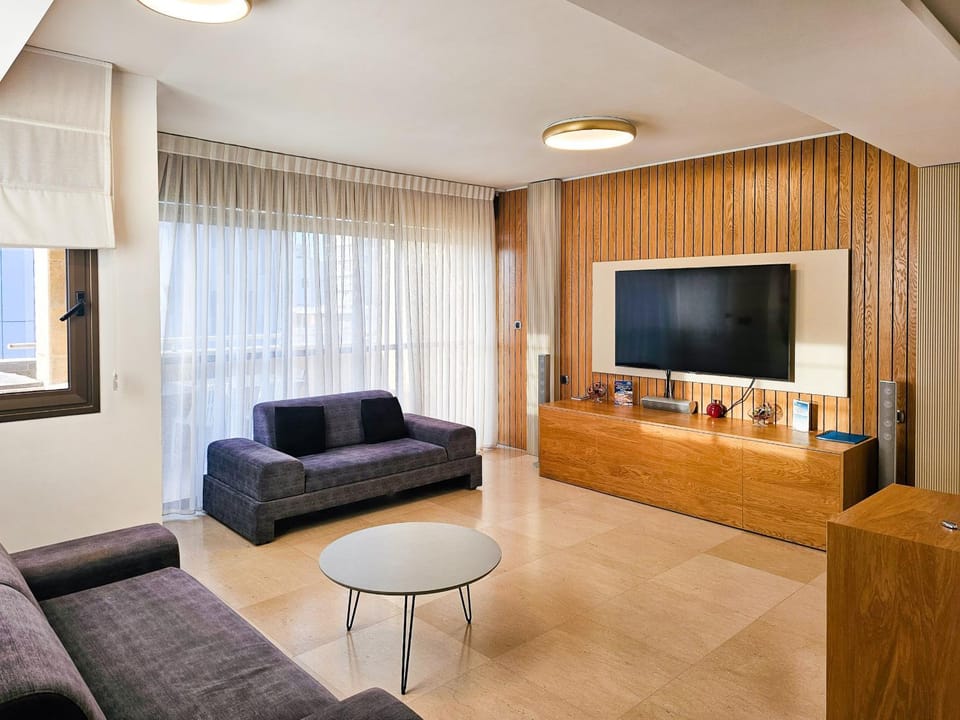 Communal lounge/ TV room, Living room