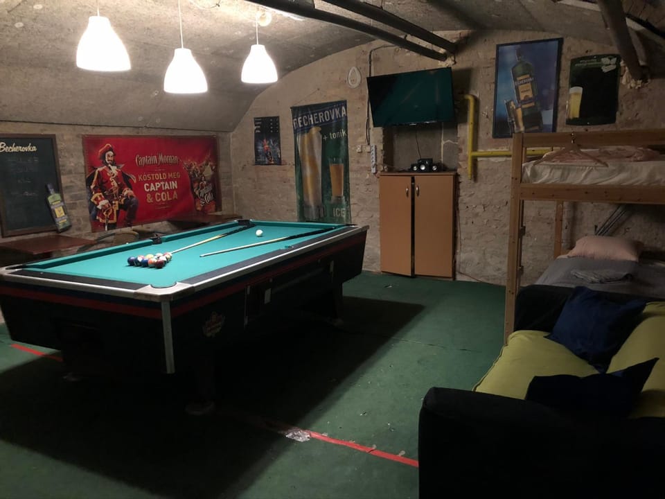 Billiard, Game Room