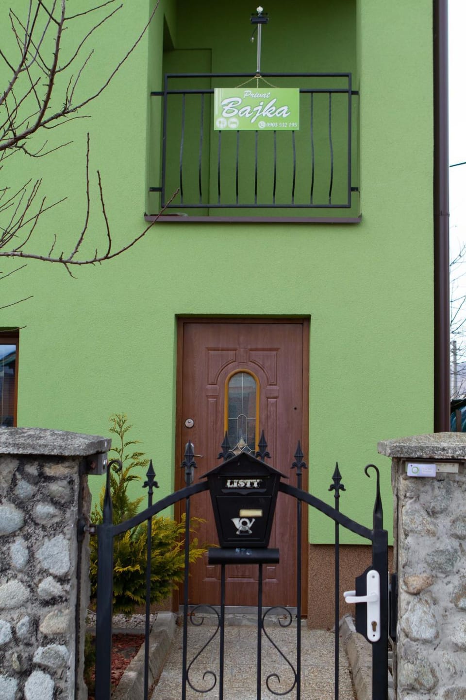 Facade/entrance