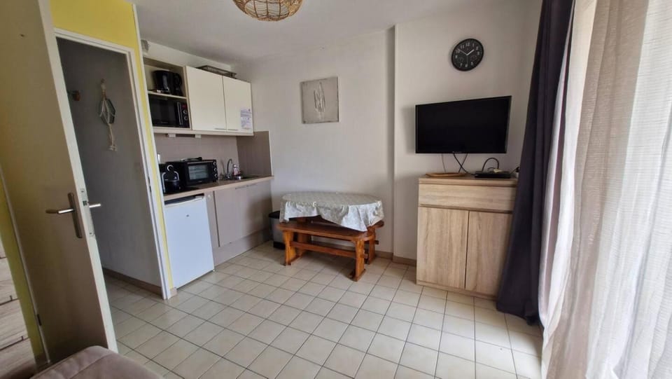 Les Capitelles Bord de plage avec grande piscine - Vue montagne - Balcon - Clim Apartment in Saint-Cyprien