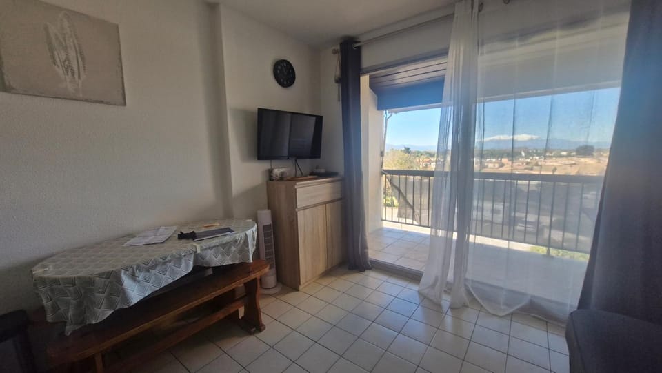 Les Capitelles Bord de plage avec grande piscine - Vue montagne - Balcon - Clim Apartment in Saint-Cyprien