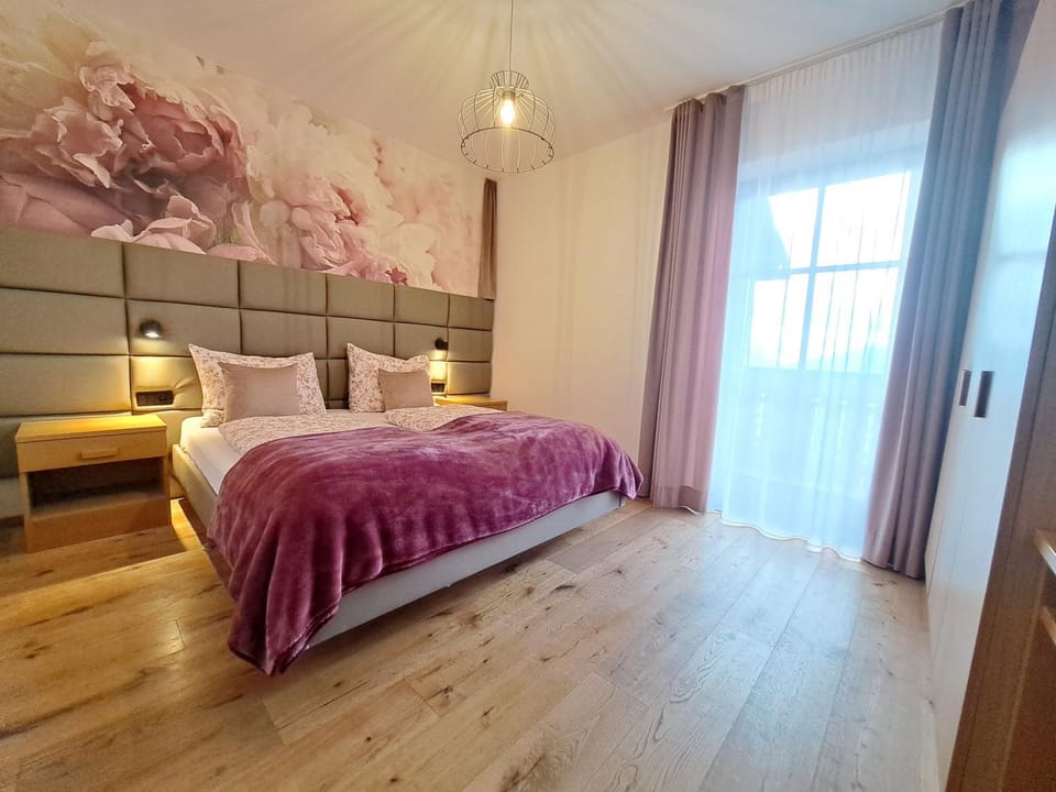 Natural landscape, Balcony/Terrace, Photo of the whole room, Hiking, Bedroom, Mountain view, Street view, internet, room service