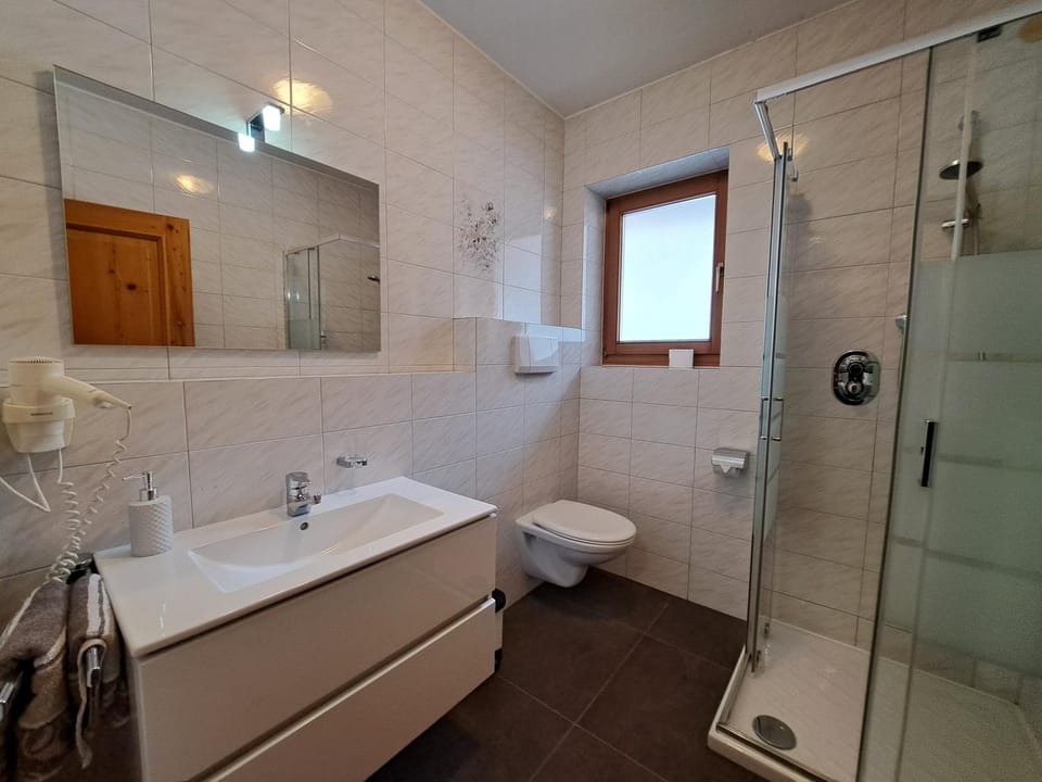 Bathroom, hair dryier, heating, towels