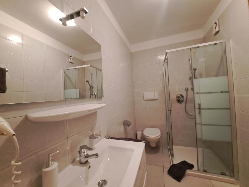 Bathroom, hair dryier, heating, towels